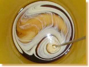 Cremehonig wird zubereitet